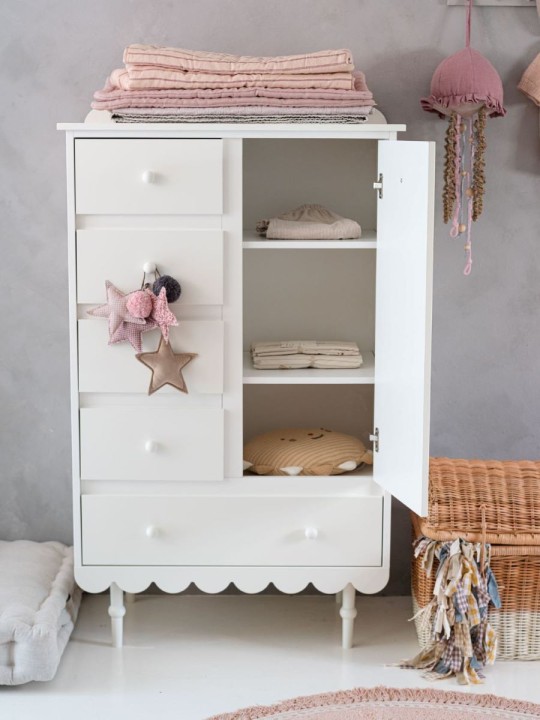 szuflady i półki w komodzie wysokiej Babushka w kolorze białym