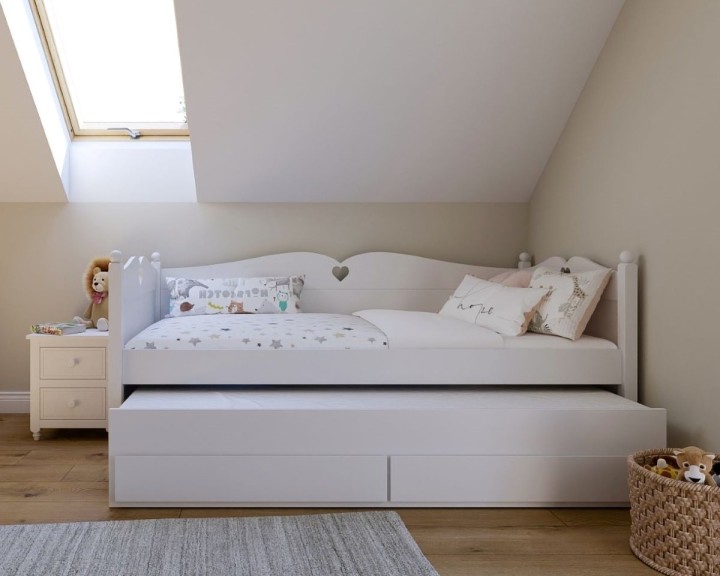 Łóżko z dodatkowym spaniem i szufladami Bella w pokoju dziewczynki
