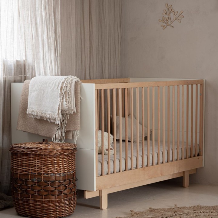 Białe łóżeczko 2w1 Basic w pokoju niemowlaka