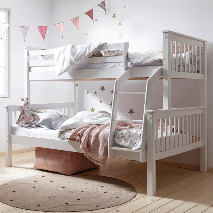 Łóżko piętrowe 120x200 ze szczebliną Collet trzyosobowe w białym kolorze