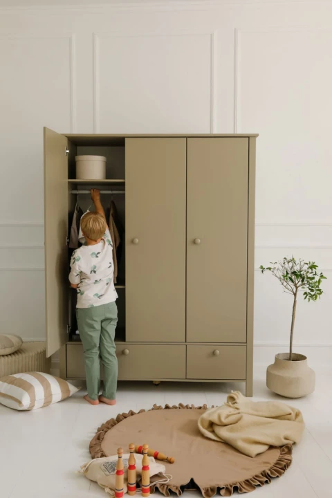 Szafa trzydrzwiowa Collet w stylu skandynawskim w pastelowym pokoju