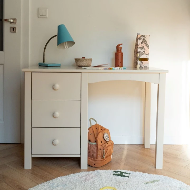 Skandynawskie biurko młodzieżowe Collet z szufladami po lewej stronie