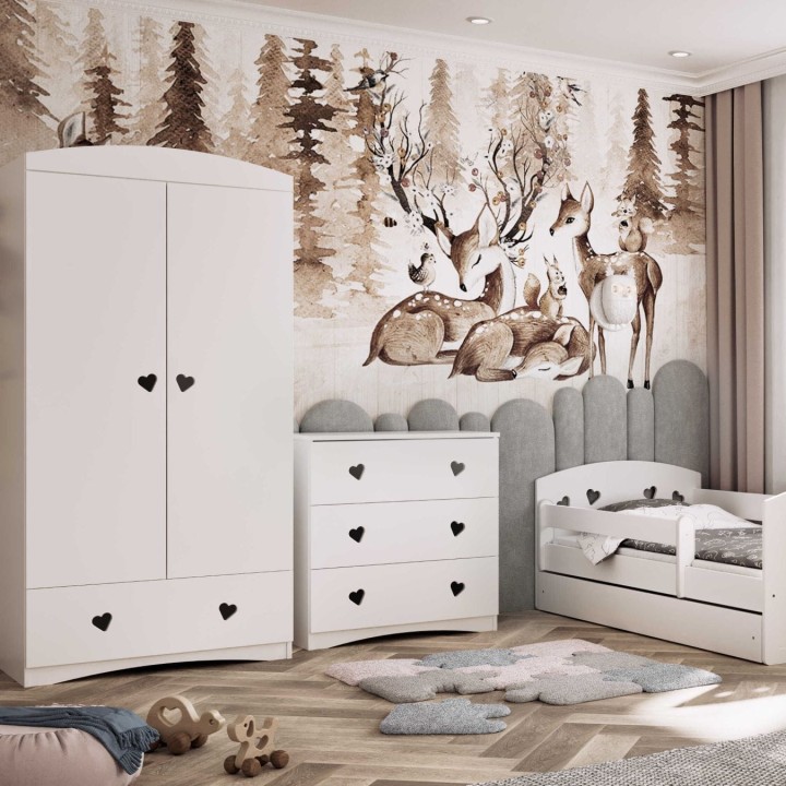Stylowa biała szafa Julia z funkcjonalnym wnętrzem ustawiona w pokoju dziewczynki, aranżacja