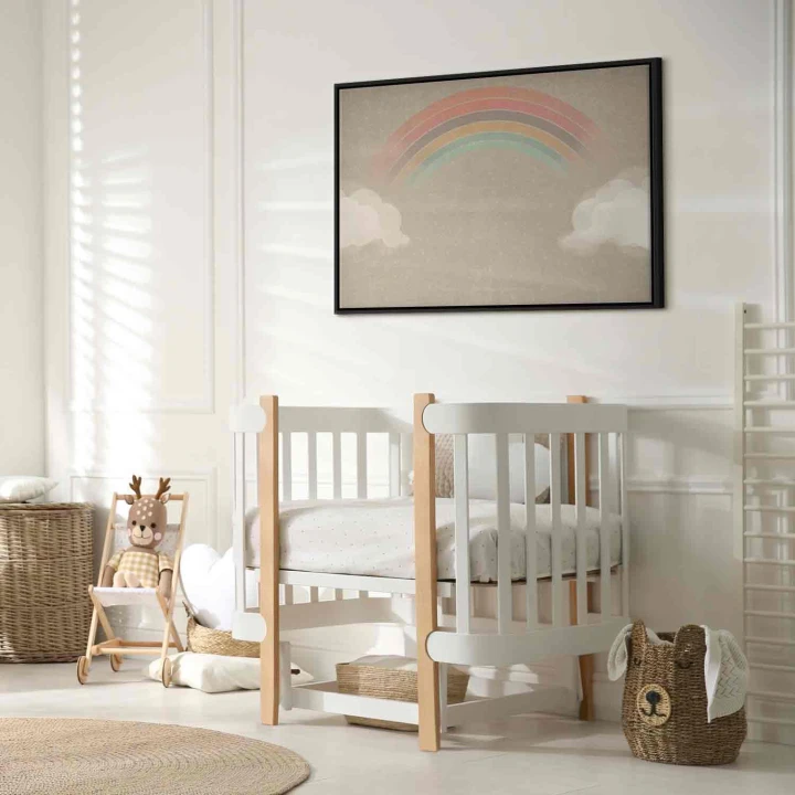 Obraz - Deszczowy czerwiec - kolorowa tęcza wychodząca z chmur na jasnym tle