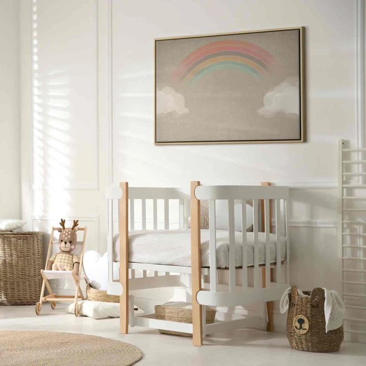 Obraz - Deszczowy czerwiec - kolorowa tęcza wychodząca z chmur na jasnym tle