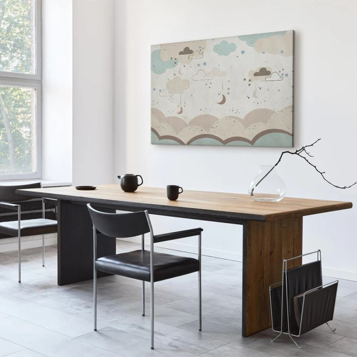 Obraz - Zachmurzone niebo nocą - Księżyce w brązowej i beżowej kolorystyce pośród chmur oraz licznych gwiazdek na jasnym tle