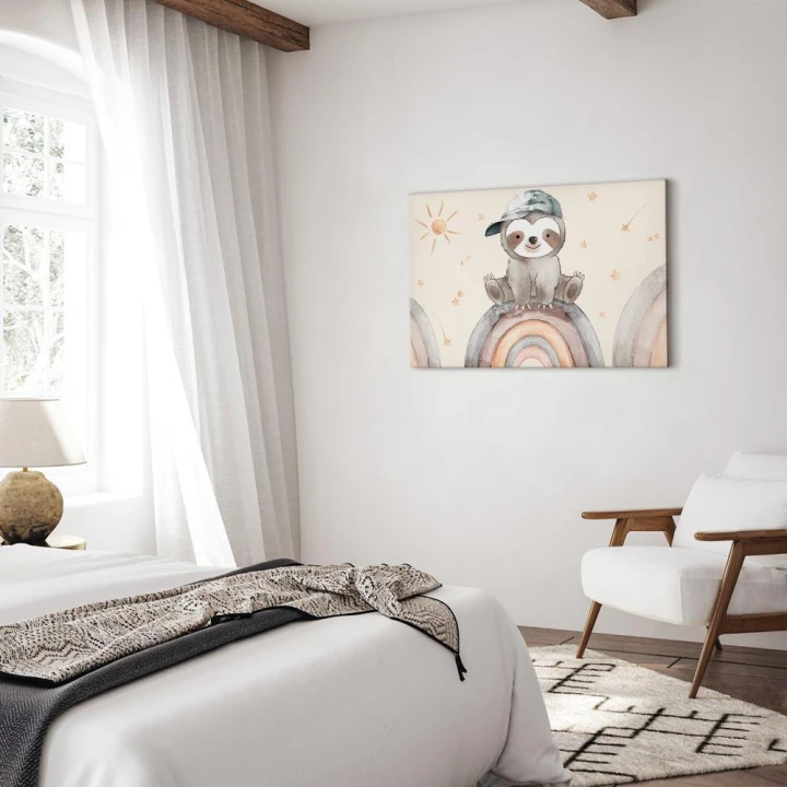 Obraz - Szczęśliwy leniwiec - Leniwiec w stonowanych kolorach w czapce z daszkiem siedzący na tęczy wśród gwiazdek