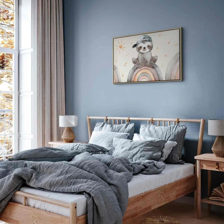 Obraz - Szczęśliwy leniwiec - Leniwiec w stonowanych kolorach w czapce z daszkiem siedzący na tęczy wśród gwiazdek