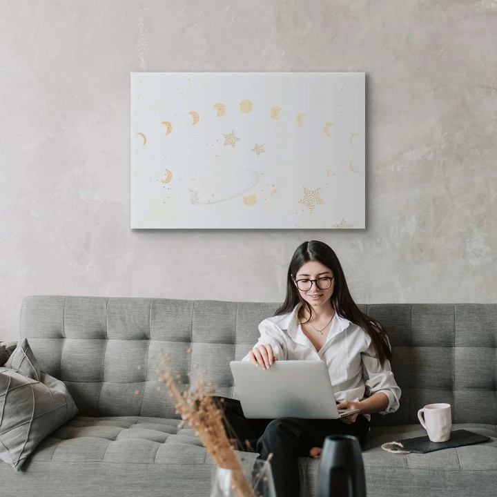 Obraz - Bajeczna galaktyka - Fazy księżyca w odcieniach żółci wśród gwiazdek w barwach beżu i popielu z gwiezdnym pyłem