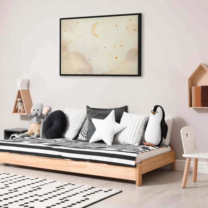 Obraz - Jasna noc - księżyc w towarzystwie wielu gwiazd na jasnym tle