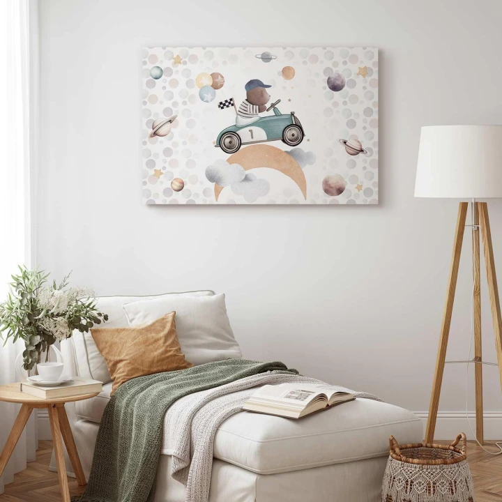 Obraz - Galaktyczne zawody - Miś biorący udział w wyścigach samochodowych pośród planet chmur i gwiazd w pastelowej kolorystyce
