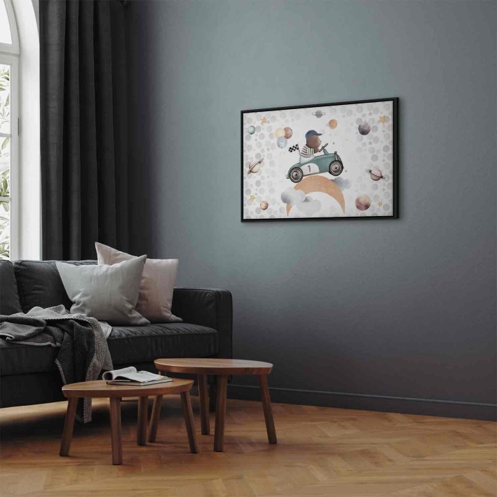 Obraz - Galaktyczne zawody - Miś biorący udział w wyścigach samochodowych pośród planet chmur i gwiazd w pastelowej kolorystyce