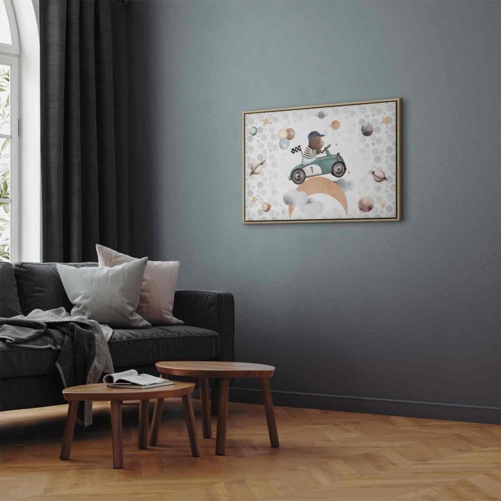 Obraz - Galaktyczne zawody - Miś biorący udział w wyścigach samochodowych pośród planet chmur i gwiazd w pastelowej kolorystyce