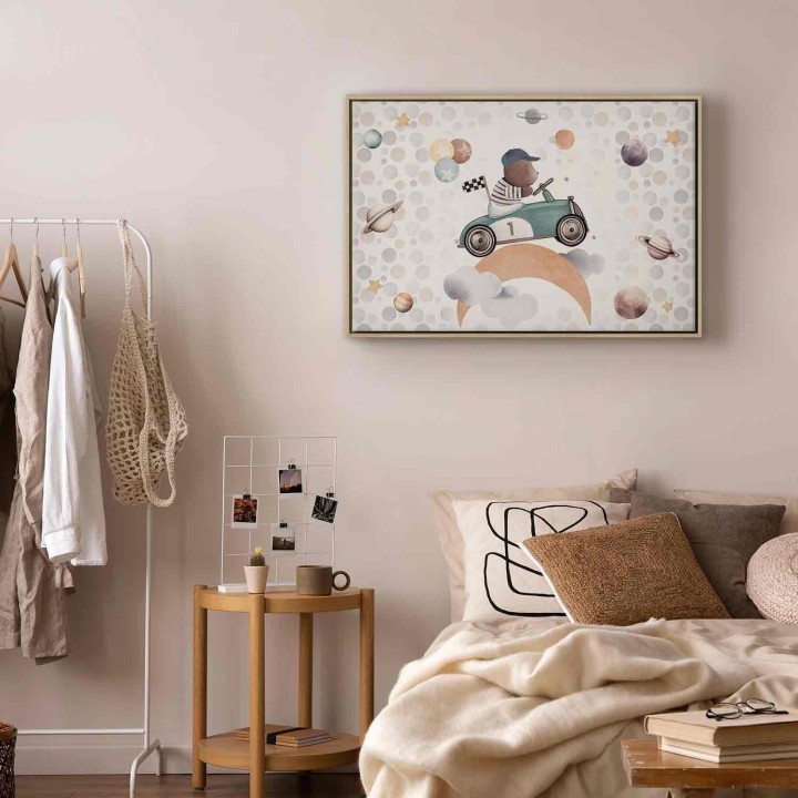 Obraz - Galaktyczne zawody - Miś biorący udział w wyścigach samochodowych pośród planet chmur i gwiazd w pastelowej kolorystyce