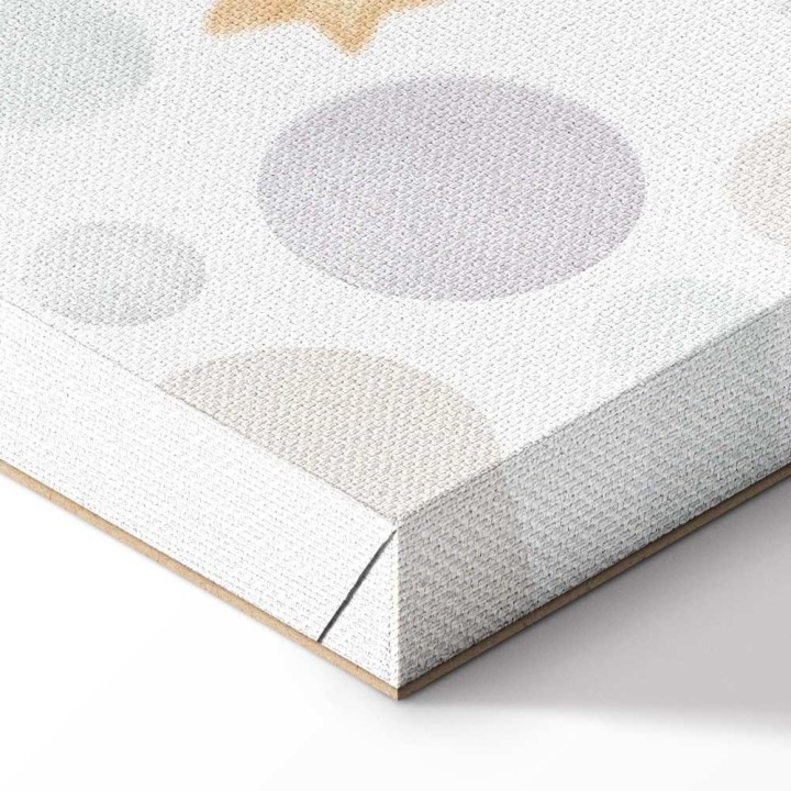 Obraz - Galaktyczne zawody - Miś biorący udział w wyścigach samochodowych pośród planet chmur i gwiazd w pastelowej kolorystyce