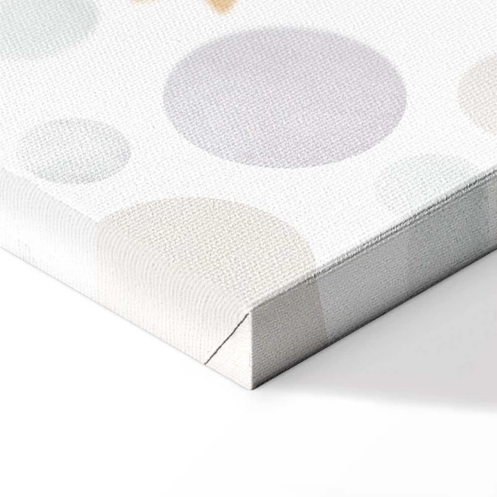 Obraz - Galaktyczne zawody - Miś biorący udział w wyścigach samochodowych pośród planet chmur i gwiazd w pastelowej kolorystyce