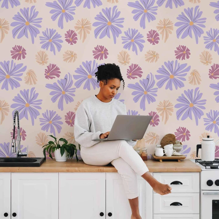 Tapeta - Latające kwiatuszki - Drobne - unoszące się na wietrze kwiatki w trzech kolorach - na jasnym tle