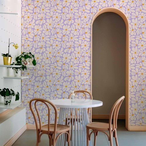 Tapeta - Urocze kremowe kwiatuszki - Drobne kwiatki z kremowymi - powiewającymi na wietrze płatkami na błękitnym tle