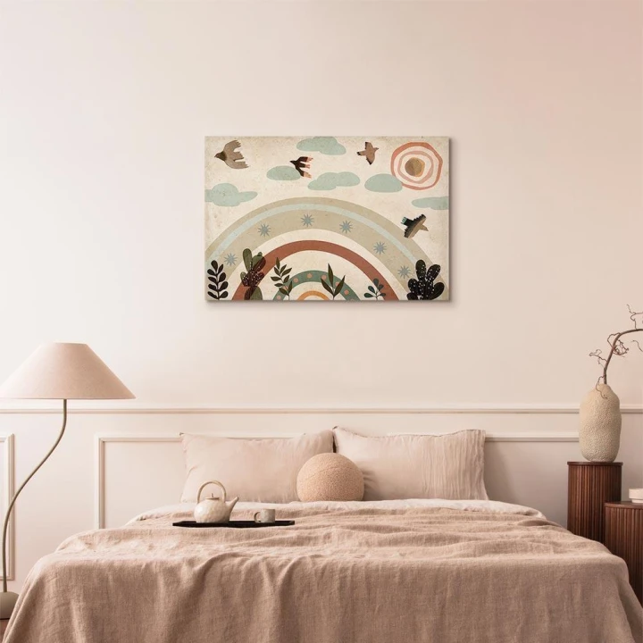 Obraz - Tęcza i słońce u góry - Ptaki w stonowanych barwach latające pośród chmur nad tęczą i różnorodnymi roślinami na jasnym tle