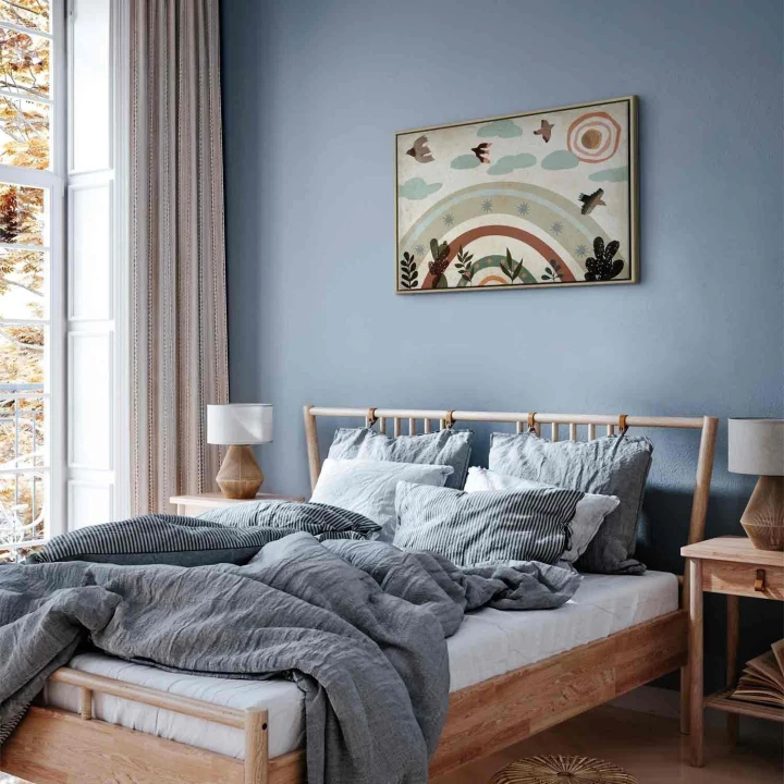 Obraz - Tęcza i słońce u góry - Ptaki w stonowanych barwach latające pośród chmur nad tęczą i różnorodnymi roślinami na jasnym tle