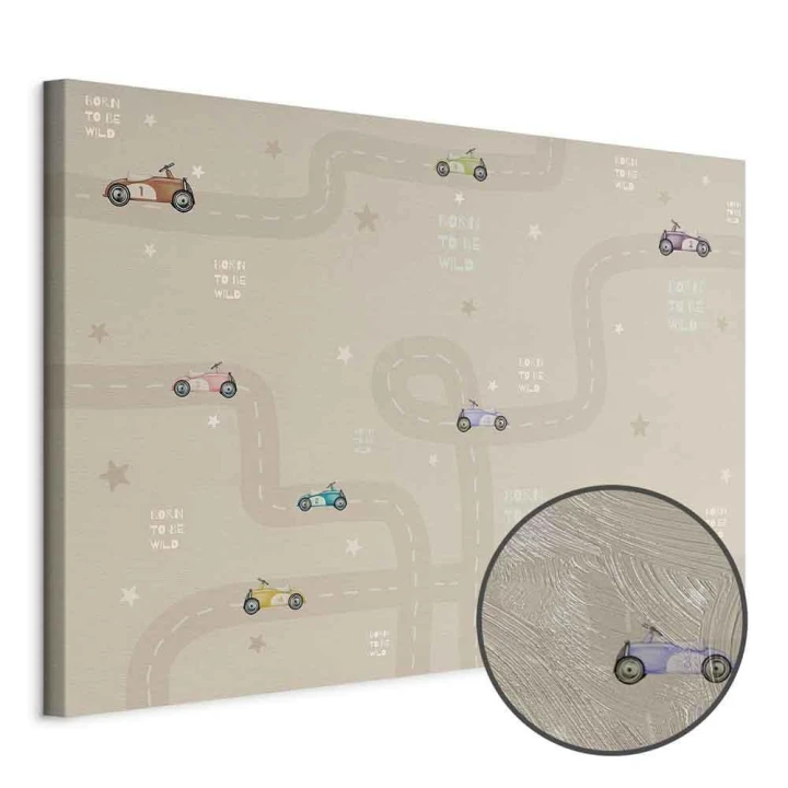 Obraz - Wyścig - kolorowe autka na drodze na beżowym tle z napisami