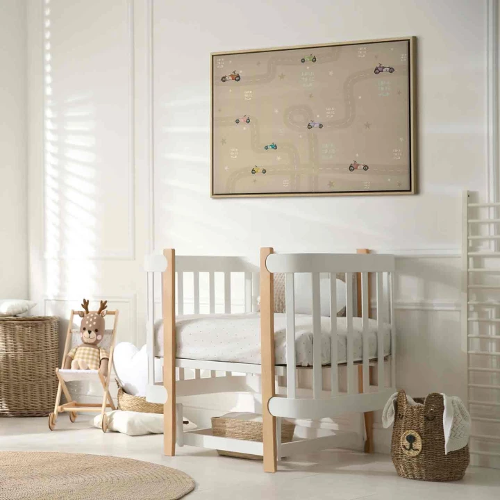 Obraz - Wyścig - kolorowe autka na drodze na beżowym tle z napisami