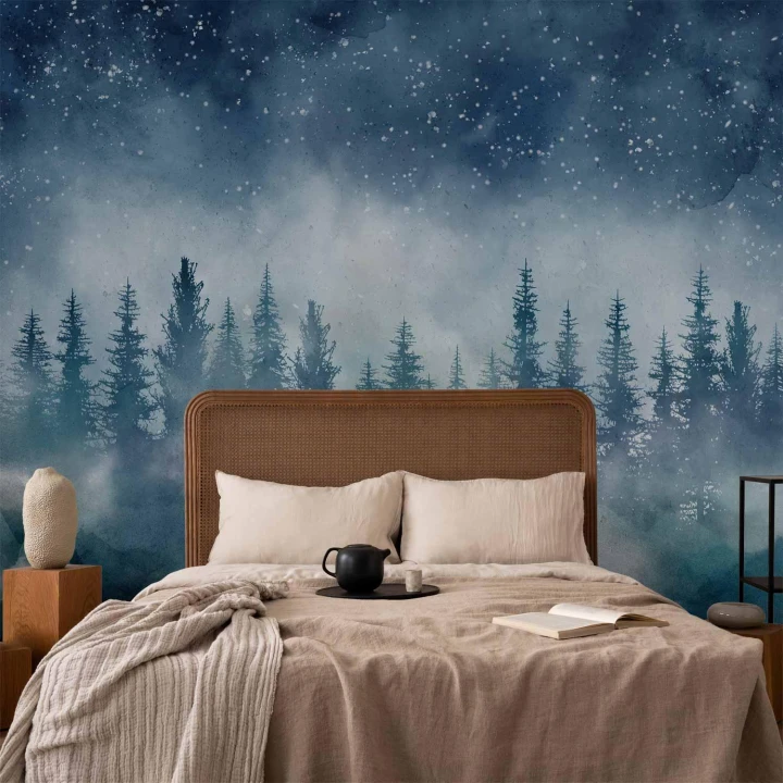 Fototapeta - Nocny krajpejzaż zamglonego lasu nocą z gwiaździstym niebem