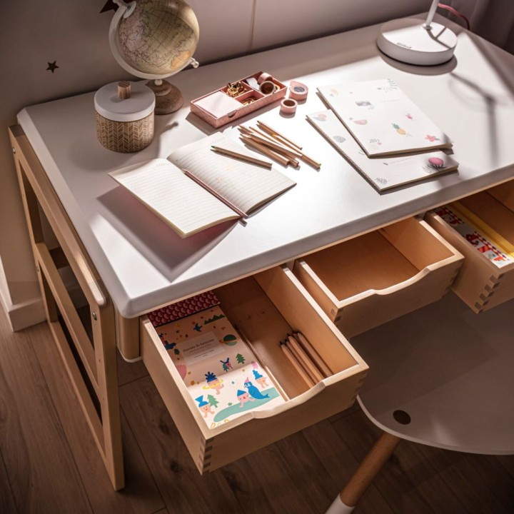 Detal szuflad z cichym domykiem w biurku regulowanym Funflex z drewna brzozowego