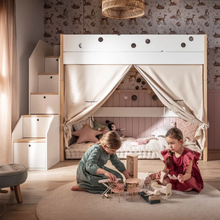 Pokój dziecka z łóżkiem na antresoli Funflex i lnianymi zasłonami