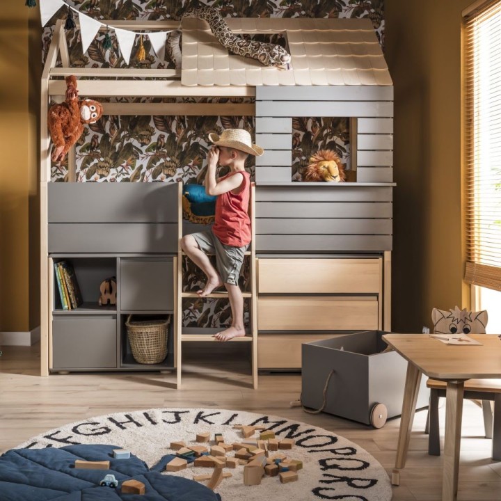 Aranżacja pokoju z łóżkiem podniesionym domkiem Funflex i meblami kolekcji
