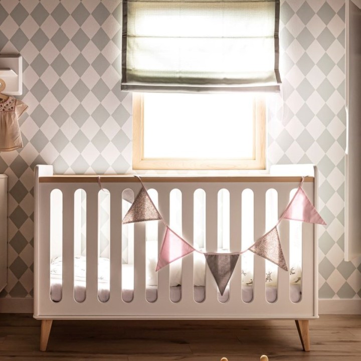 łóżeczko dziecięce 140x70 Loopi białe w pokoju niemowlęcia