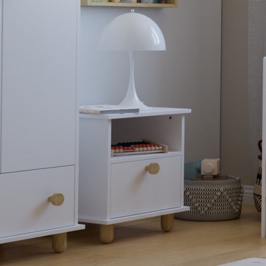 aranżacja pokoju dziecka z białą szafką nocną Lilo obok szafy