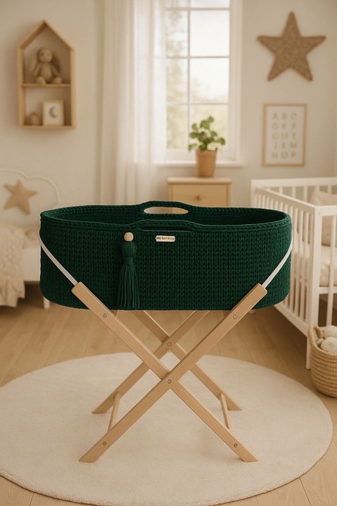Kosz Mojżesza Dark Green ustawiony na składanym stojaku bukowym
