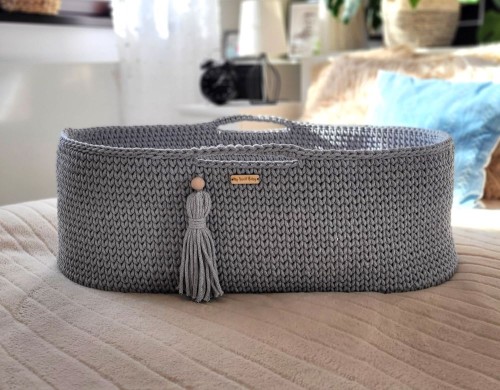 Kosz Mojżesza Dark Grey na łóżku w jasnym pokoju