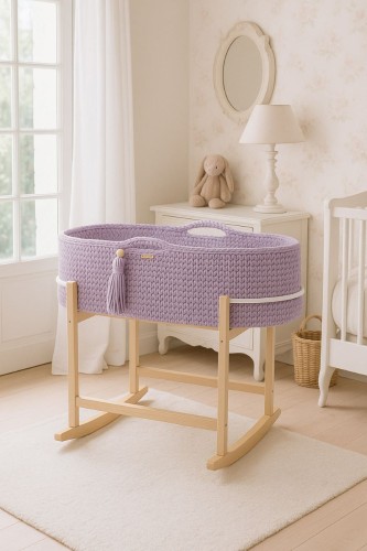 Liliowy kosz Mojżesza Lila na drewnianej kołysce w pokoju niemowlęcym