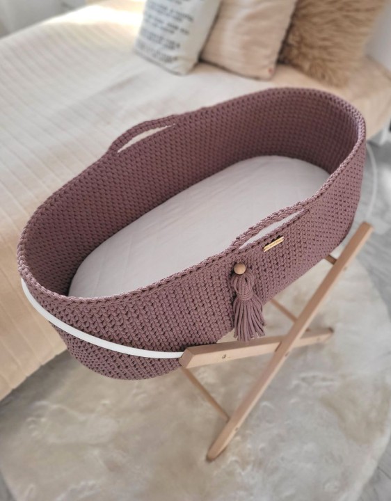Bawełniany kosz Mojżesza Mauve z materacem Silver ustawiony na składanym stojaku