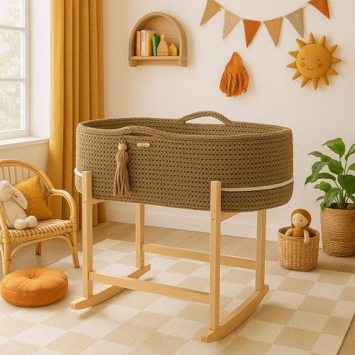 Kosz Mojżesza Sand na drewnianej kołysce w pokoju dziecka