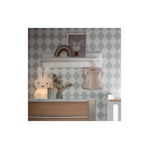 półka wisząca Loopi biała nad komodą w pokoju dziecka