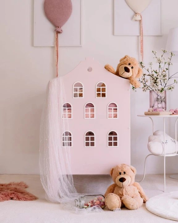 Bajkowe łóżeczko domek w pastelowym różu – Kamieniczka, widok z przodu