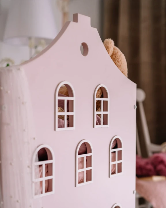 Detal ozdobnych okienek w łóżeczku Kamieniczka różowym