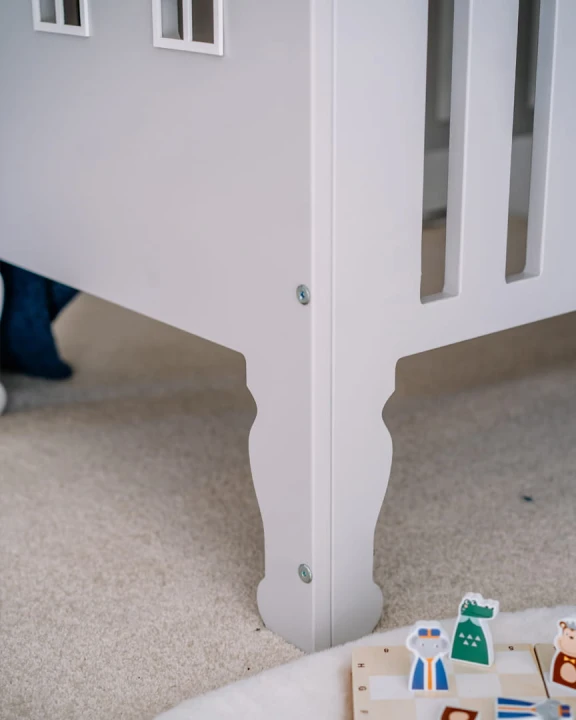 Detal nóżki - łóżeczko niemowlęce Kamieniczka