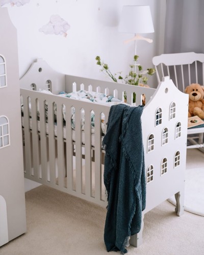 Bajkowe łóżeczko niemowlęce 120x60 w pastelowym kolorze