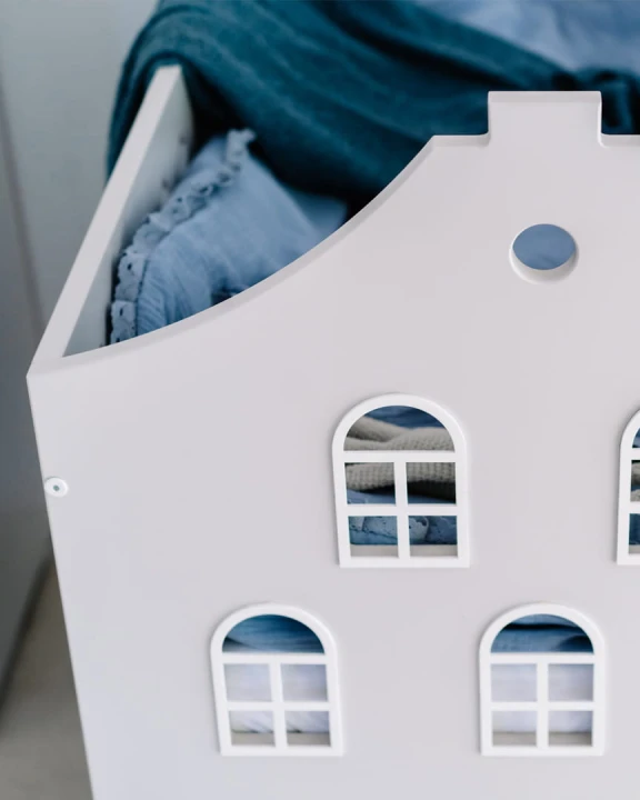 Detal frontu z okienkami – łóżeczko niemowlęce Kamieniczka