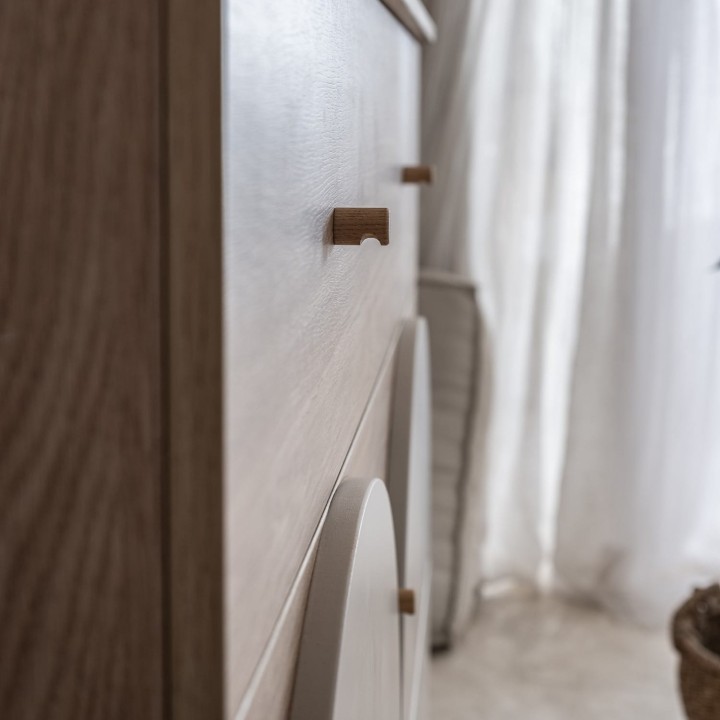 Dębowe uchwyty komody Bloom – detal wykonania