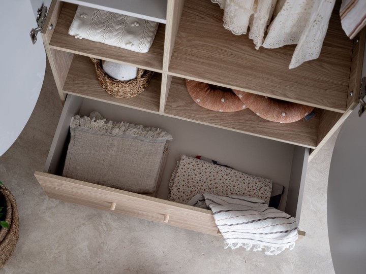 Szuflada z cichym domykiem w szafie Bloom