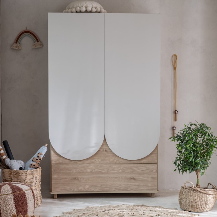 Wysoka szafa z zaokrąglonymi frontami kaszmir/dąb