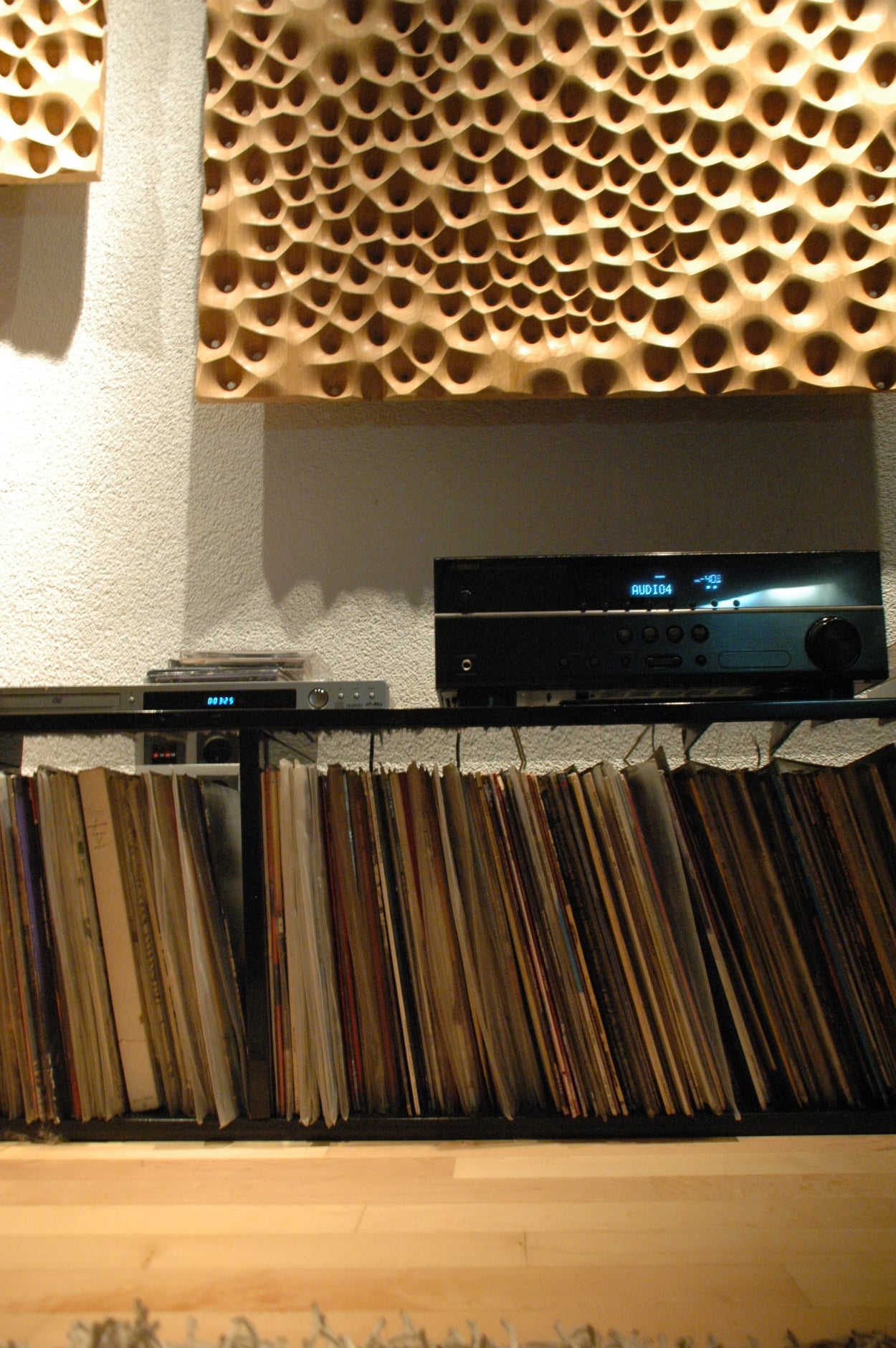 Dekoracyjne panele akustyczne eho z drewna w minimalistycznym salonie 