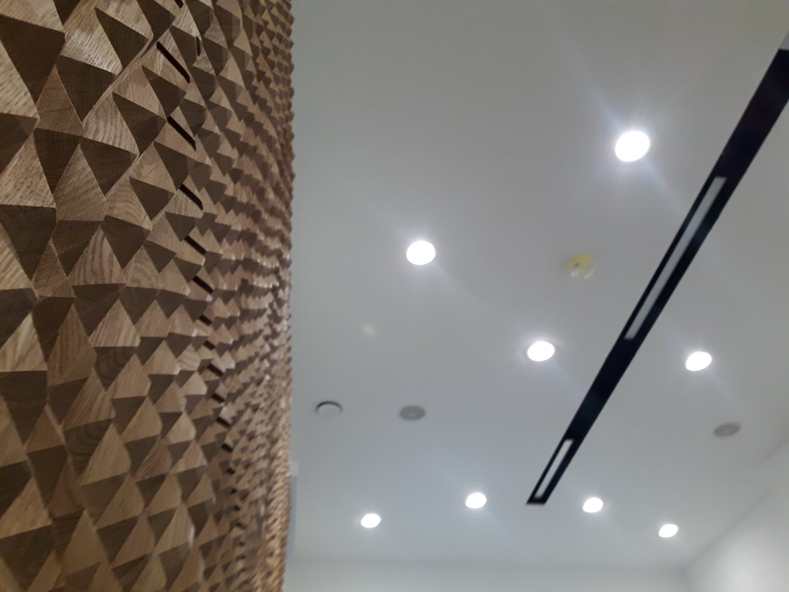 Dekoracyjne panele akustyczne eho z drewna poprawiające dźwięk i styl wnętrza młodzieżowego 