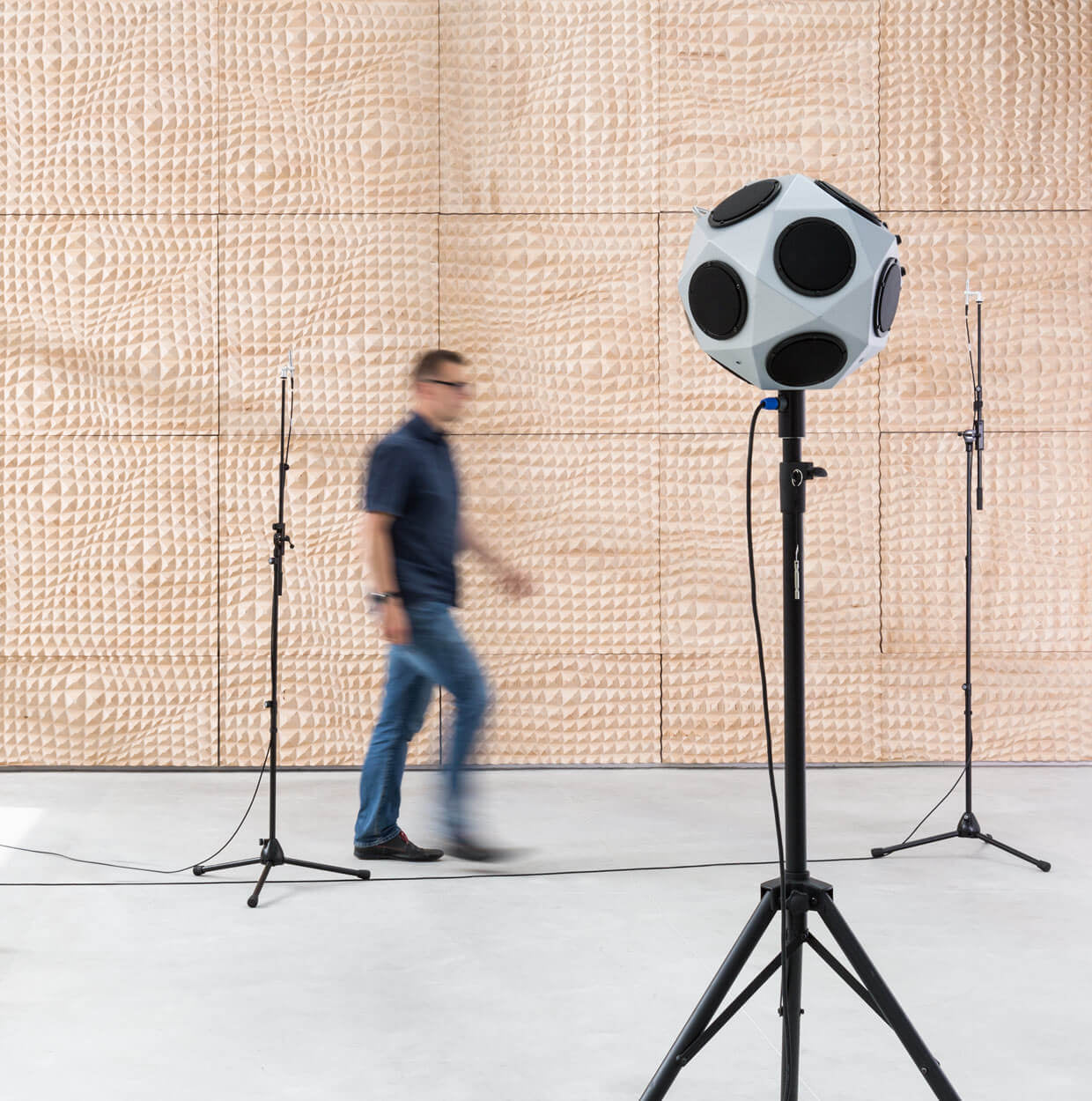 Panele eho muteboards z naturalnego drewna poprawiające akustykę i wygląd młodzieżowego wnętrza